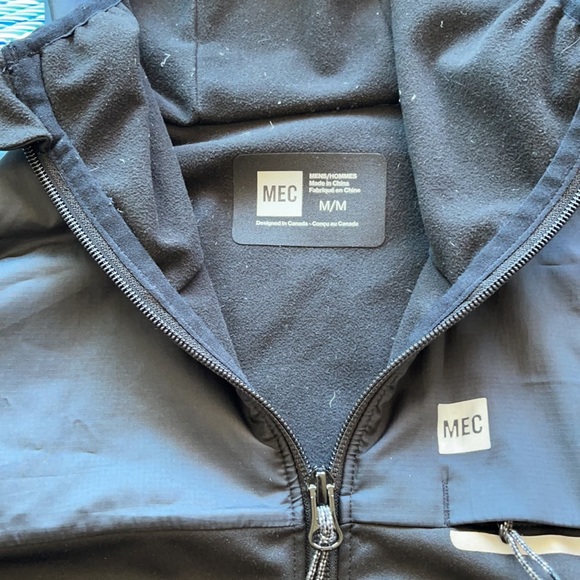 Running jumper, black in colour, medium size - Picture 2 of 2